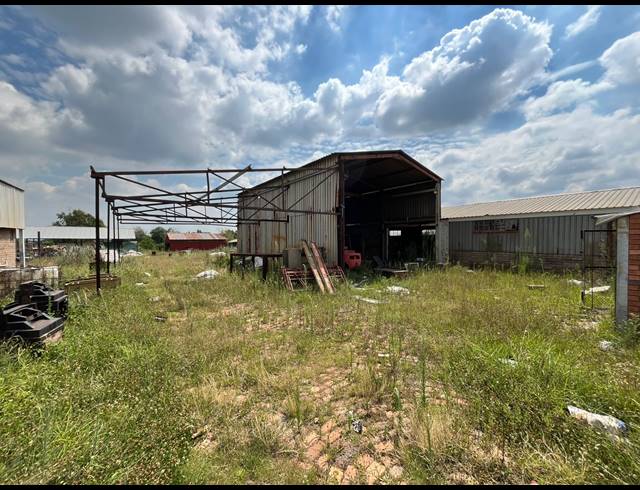 3,000M² WAREHOUSE FOR SALE IN VULCANIA